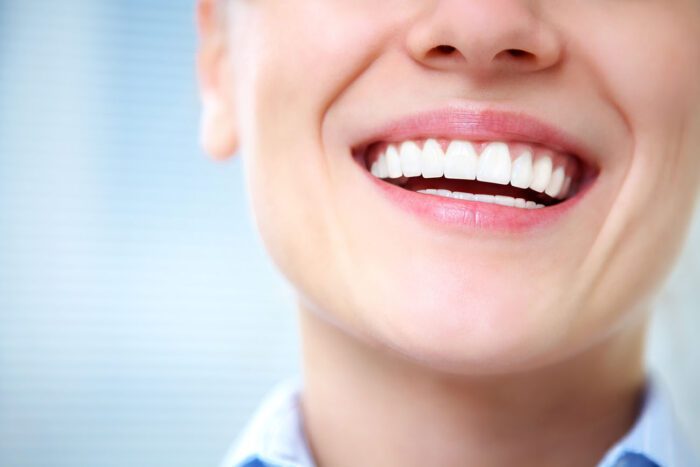 Porcelain veneers and tooth bonding are two popular cosmetic dental procedures. Both can transform your teeth, but they have key differences.